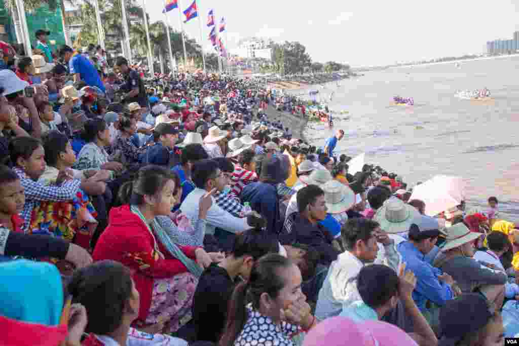ប្រជាពលរដ្ឋទស្សនាការប្រណាំងទូកនាថ្ងៃអាទិត្យ ទី១៣ ខែវិច្ឆិកា ឆ្នាំ២០១៦ ក្នុងថ្ងៃទីមួយនៃព្រះរាជពិធីបុណ្យអុំទូក បណ្ដែត ប្រទីប សំពះព្រះខែ និងអកអំបុក។ ព្រះរាជពិធីបុណ្យអុំទូក ចាប់ផ្ដើមពីថ្ងៃទី១៣ ដល់ថ្ងៃទី១៥ ខែវិច្ឆិកា ជារៀងរាល់ឆ្នាំ ដែលមានទូកភាគច្រើនមកពីបណ្ដាខេត្តនានាតាមបណ្ដោយទន្លេមេគង្គ។ (ឡេង ឡែន/VOA) 
