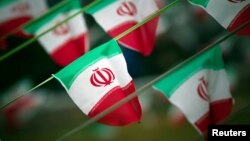 FOTO ARSIP: Bendera-bendera nasional Iran tampak di lapangan di Teherean tanggal 10 Februari 2012, sehari sebelum peringatan dirgahayu Revolusi Islam (foto: REUTERS/Morteza Nikoubazl/Foto Arsip)