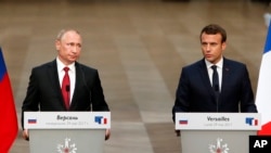 Le président français Emmanuel Macron et son homologue russe Vladimir Poutine tiennent une conférence de presse conjointe au château de Versailles, près de Paris, le 29 mai 2017.