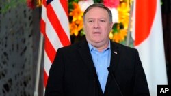 Menlu AS, Mike Pompeo, menghadiri konferensi pers bersama dengan Menlu Jepang, Taro Kono, dan Menlu Korsel, Kang Kyung-wha dalam Pertemuan Trilateral Jepang-AS-Korsel, Minggu, 8 Juli 2018 (foto: David Mareuil/Pool Photo via AP)