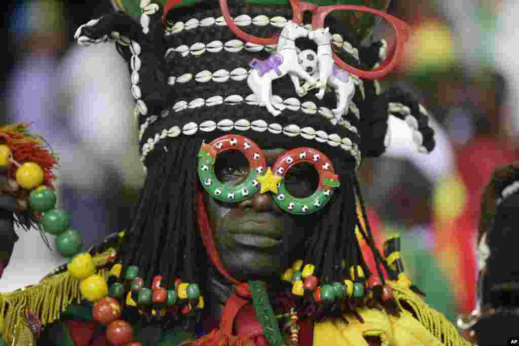 Apoiante da selecção dos Camarões vestido a rigor no jogo da final do CAN 2017 entre os Camarões e o Egipto.