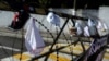 Como parte de una protesta se ven piezas de ropa interior de mujeres frente a instalaciones del personal del Ejército, para exigir el fin de la violencia sexual y los feminicidios durante el estado de excepción, El Salvador, 18 de octubre de 2023. REUTERS/Jessica Orellana
