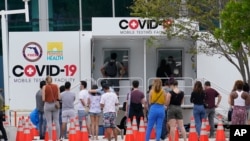 Red ispred lokacije za brzo testiranje na Kovid-19 u Majami Biču 7. novembra 2020. 