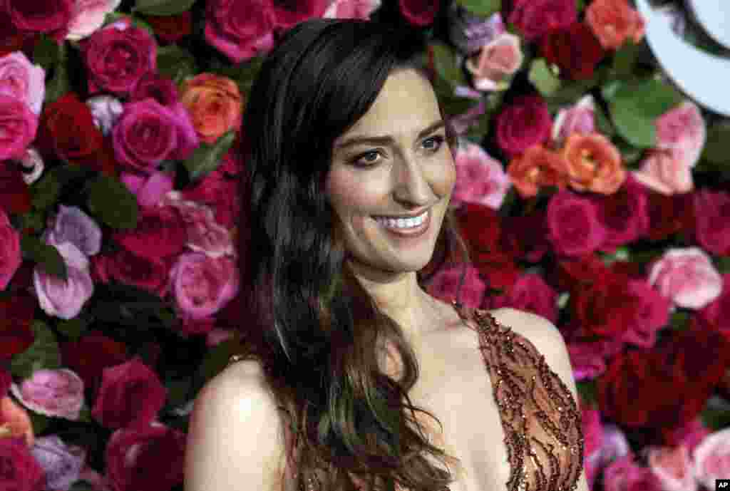 Sara Bethy Bareilles es una cantante, pianista y compositora estadounidense de origen portugués. Ella se contagió de coronavirus. "Estoy completamente recuperada, para que lo sepas. Y solo estoy pensando en todas las personas que están atravesando este momento realmente complicado y enviando mucho amor y simplemente estar realmente agradecido por cada respiro fácil y cada día que tengo que caminar", dijo en su cuenta de Instagram.