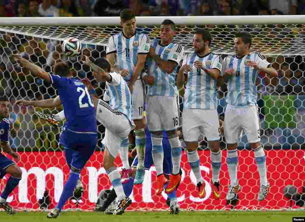 Pemain Bosnia, Izet Hajrovic, melakukan tendangan bebas dalam pertandingan melawan Argentina di stadion Maracana di Rio de Janeiro (15/6). (Reuters/Michael Dalder)