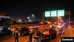 Los argentinos temen que el nuevo repunte de la pandemia de COVID-19 los haga regresar a los confinamientos y restricciones de 2020. Foto cortesía del Departamento de Policía de Buenos Aires.