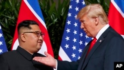 ARHIVA: Susret sjevernokorejskog lidera Kim Džong Una i američkog predsjednika Donalda Trampa u Singapuru, 12. jun. 2018. godina (Foto: AP Photo/Evan Vucci)