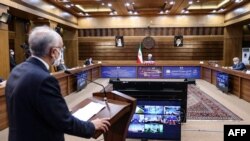  Una imagen proporcionada por la oficina presidencial iraní el 10 de abril de 2021 muestra al jefe de la Organización de Energía Atómica de Irán (AEIO), Ali Akbar Salehi, hablando en el Día Nacional de la Tecnología Nuclear de Irán, en la capital, Teherán