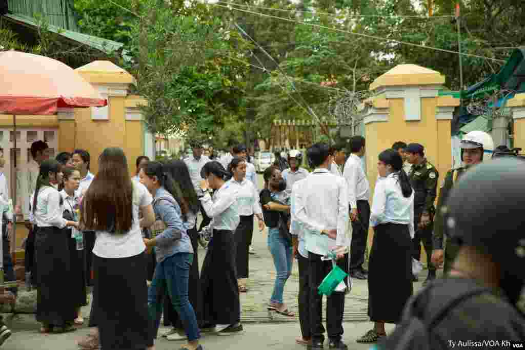 បេក្ខជនប្រឡងចាកចេញពីមណ្ឌលប្រឡងក្រោយពីបានបញ្ចាប់ការប្រឡងវិញ្ញាសារពេលព្រឹកថ្ងៃទី១ នៅរាជធានីភ្នំពេញ ថ្ងៃចន្ទ ទី២០ ខែសីហា ឆ្នាំ២០១៨។ (ទី អូលីស្សា/VOA)