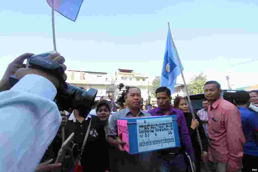 អ្នកគាំទ្រគណបក្សប្រឆាំងជាង៣០០នាក់មកពីរាជធានីខេត្តទាំងអស់ក្នុងប្រទេសកម្ពុជាប្រមូលផ្ដុំគ្នានៅទីស្នាក់ការកណ្ដាលបក្សនៅទីក្រុងភ្នំពេញនៅថ្ងៃច័ន្ទទី៣០ឧសភានេះ ដើម្បីហែញត្តិទៅរដ្ឋសភាជាតិ និងថ្វាយជូនព្រះមហាក្សត្រ បន្ទាប់ពីមានដីកាកោះហៅលោកកឹម សុខាប្រធានស្ដីទីគណបក្សសង្រ្គោះជាតិ ក្នុងករណីរឿងអាស្រូវផ្លូវភេទកន្លងមក។ (ឡេង ឡែន/VOA)