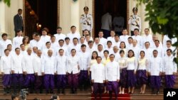 សមាជិក​សភា​ជាប់​ឆ្នោត​គណបក្ស​សង្គ្រោះជាតិ​ចំនួន​៥៥​រូប​ទៅ​ធ្វើ​ពិធី​សច្ចាប្រណិធាន​ស្បថ​ចូល​កាន់​មុខ​តំណែង​ជា​សមាជិក​សភា​តំណាង​រាស្ត្រ​ពេញ​សិទ្ធិ​​ក្រោម​ព្រះ​រាជា​ធិបតេយ្យ​ភាព​ពី​ព្រះ​មហា​ក្សត្រ​ នៅ​ព្រះ​បរម​រាជ​វាំង។​​
