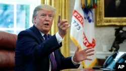 El presidente de Estados Unidos, Donald Trump, habla en la Oficina Oval de la Casa Blanca en Washington, el viernes 26 de julio de 2019. 