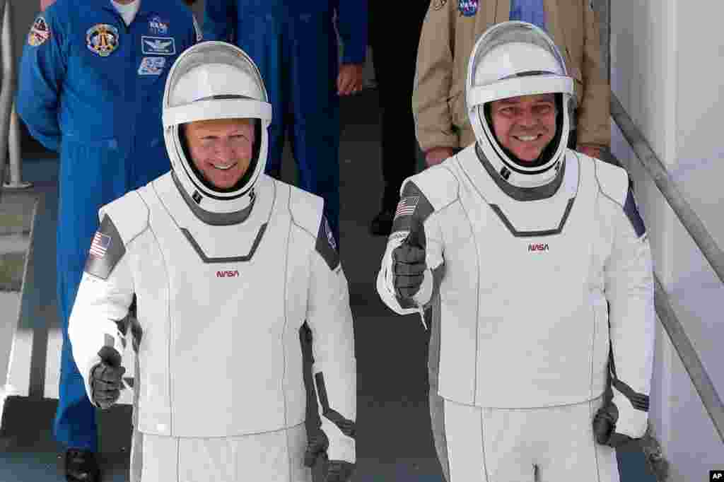 Los astronautas de la NASA Douglas Hurley, a la izquierda, y Robert Behnken salen del edificio de operaciones y cajas Neil A. Armstrong en su camino hacia la plataforma 39-A, en el Centro Espacial Kennedy en Cabo Cañaveral.,…