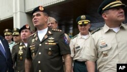 Vladimir Padrino, ministro de Defensa de Venezuela, informó que el excapitán Juan Caguaripano y el teniente primero Jefferson García, fueron detenidos en un alcabala en Caracas. 