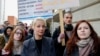 Юлия Навальная, в центре слева, вдова Алексея Навального, стоит вместе с другими избирателями на участке возле российского посольства в Берлине в марте 2024 года (архивное фото).