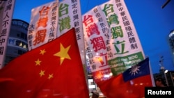 支持两岸统一与支持台独的民众在台北的一个集会上对峙 （2016年5月14日）