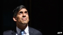 ARCHIVO -El primer ministro británico, Rishi Sunak, saliendo del 10 de Downing Street, en el centro de Londres, el 8 de mayo de 2024 para participar en un evento en la Cámara de los Comunes.