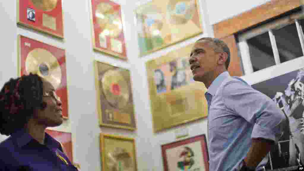Shugaba Barack Obama ya ziyarci gidan 'Bob Marley' a Jamaica, Afrilu 8, 2015.