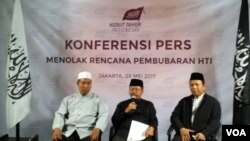 Juru bicara Hizbut Tahrir Indonesia (HTI) Muhammad Ismail Yusanto memberikan keterangan pers seputar rencana Pemerintah membubarkan HTI di kantor DPP HTI Jakarta, Selasa (9/5). (Foto: VOA/Andylala)