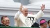Le pape François arrive aux Etats-Unis entre espoirs et soupçons
