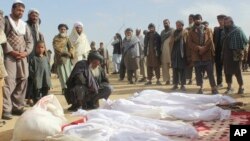 Warga desa Afghanistan berkumpul di sekitar jenazah korban bentrokan antara Taliban dan pasukan keamanan Afghanistan di desa Buz-e Kandahari, provinsi Kunduz, Afghanistan, 4 November 2016 (Foto: dok), 