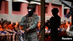 ARCHIVO - Soldados vigilan el bloque de celdas 3 de la prisión militarizada Litoral, captados el 9 de febrero de 2024, en Guayaquil como parte de las medidas tomadas por el presidente de Ecuador, Daniel Noboa, para reprimir las pandillas.