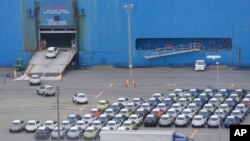 Mobil-mobil yang akan diekspor diangkut ke kapal kargo di pelabuhan di Kawasaki, Tokyo. (Foto: Dok)