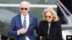 El presidente Joe Biden camina con la primera dama Jill Biden antes de abordar el Air Force One, el viernes 16 de febrero de 2024, en la Base de la Fuerza Aérea Andrews, Maryland. 