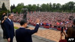 塞爾維亞總統新聞辦公室提供的2024年5月8日中國領導人習近平在貝爾格萊德受到熱烈歡迎的照片。