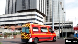 Ambulans tiba di Rumah Sakit Bichat di Paris, Sabtu, 15 Februari 2020. Seorang turis lansia asal China yang dirawat di RS Bichat sejak 25 Januari, meninggal karena infeksi paru-paru akibat virus korona. Dia adalah kasus kematian virus korona pertama di Er