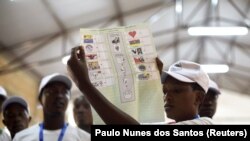 Les membres de la Commission électorale nationale indépendante du Burundi comptent les votes lors des élections législatives, le 29 juin 2015. (Photo: REUTERS/Paulo Nunes dos Santos)