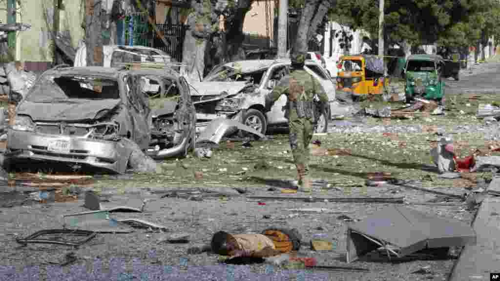 Un militaire sur le site de l'explosion en Somalie, 2 juin 2016.
