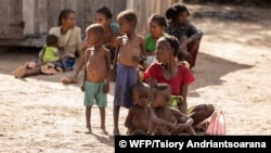 Les personnes âgées et les enfants souffrent le plus de l'insécurité alimentaire à Ambovombe, Madagascar, le 12 juin 2021. 