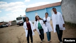 Dokter Elza Vega Rodriguez (2 dari kiri) dari Kuba bersama para asisten warga Brazil di Piaus, Brazil, 20 November 2018.