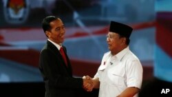 បេក្ខជន​ប្រធានា​ធិតី​ Joko Widodo (ឆ្វេង) ចាប់​ដៃ​គូ​ប្រកួតប្រជែង​គឺលោក Subianto (ស្តាំ) ​ថ្ងៃ​ទី​១៥ ​ខែ​មិថុនា ​ឆ្នាំ២០១៤។