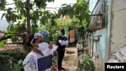 Médicos buscan enfermos de coronavirus en un barrio pobre de Caracas el 14 de julio de 2020.