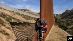 El presidente Donald Trump insistió en que se necesita el muro para "evitar que las drogas, el tráfico de personas, los miembros de pandillas y los delincuentes entren a nuestro país". 