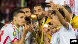 Les joueurs du Wydad Casablanca célèbrent avec leur trophée après avoir remporté la finale de la Ligue des champions de la CAF contre Al-Ahly d’Egypte, au stade Mohamed V, Casablanca, 4 novembre 2017.