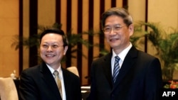 台灣陸委會主委王郁琦(左)與中國國台辦主任張志軍在中國南京市會晤。(2014年2月11日)