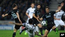 Dani Alves de la Juventus, premier plan, marque le deuxième but de son équipe lors du match de la 16e journée de la Ligue des champions entre le FC Porto et la Juventus au stade Dragao de Porto, au Portugal, 22 février 2017. (AP Photo/Paulo Duarte)
