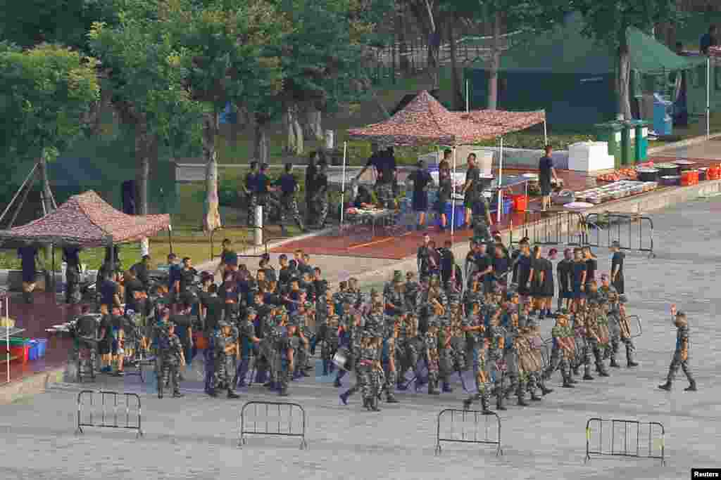 2019年8月15日,比邻中国香港的深圳湾体育中心,中国武警正在进行演练。(路透社图片)