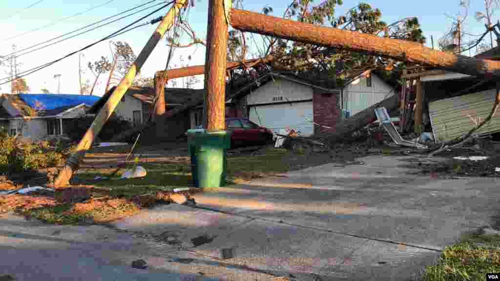 Postes de luz derribados en una calle de Mexico Beach, la comunidad costera del Panhandle de Florida, más afectada por el huracán Michael. Cuatro días después de la tormenta, no hay agua, servicios de luz o comunicaciones y rescatistas realizan una segunda revisión casa por casa en busca de los residentes. Sábado 13 de octubre de 2018. Foto, Jorge Agobián.