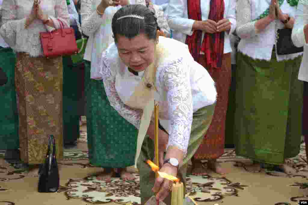 លោកស្រីម៉ែន សំអន រដ្ឋមន្រ្តីក្រសួងទំនាក់ទំនងជាមួយរដ្ឋសភា ព្រឹទ្ធសភា និងអធិការកិច្ចចូលរួមក្នុងពិធីបង្សុកូលនៅមន្ទីរស-២១ ក្នុងរាជធានីភ្នំពេញ កាលពីថ្ងៃព្រហស្បតិ៍ ទី០៤ ខែតុលា ឆ្នាំ២០១៨។ (ណឹម សុភ័ក្រ្តបញ្ញា/VOA)