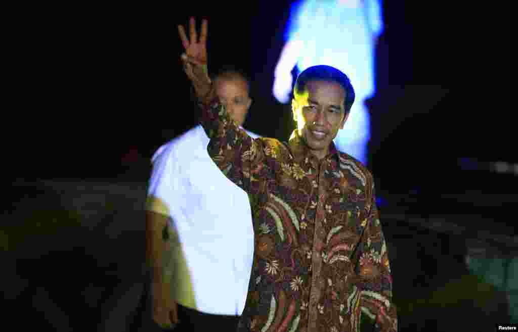 Presiden Indonesia terpilih Joko "Jokowi" Widodo usai menyampaikan pidato kemenangan di atas kapal phinisi di Pelabuhan Sunda Kelapa (22/7). (Reuters/Beawiharta)