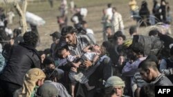 Des réfugiés syriens cherchant à entrer en Turquie (AFP)