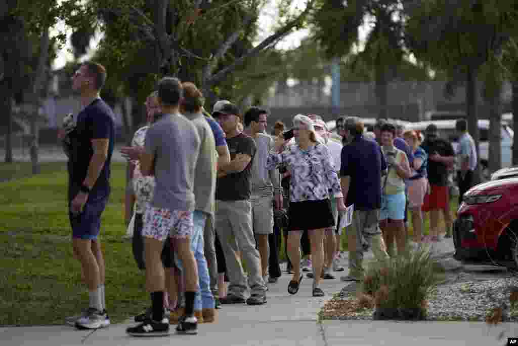 Electores del condado Lee hacen largas filas para emitir su voto en un centro recreacional en Fort Myers, Florida, el martes 8 de noviembre. Esta érea fue devastada por el paso del huracán Ian. (Foto AP, Rebecca Blackwell)