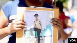 Neryda Ruiz sostiene una foto de su hijo Ángel Ramírez, de 16, detenido en Caracas, luego de la elección presidencial del 28 de julio.