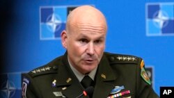 Верховний головнокомандувач збройних сил НАТО в Європі генерал Крістофер Каволі виступає на пресконференції в цтаб-квартирі НАТО в Брюсселі, 19 січня 2023 р. (Фото: AP Photo/Virginia Mayo)
