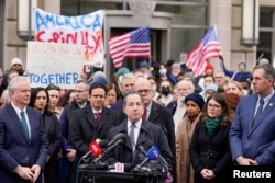 Kongresmen Jamie Raskin govori ispred zgrade USAID-a u Washingtonu, 3. februar 2025.