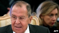 Le chef de la diplomatie russe Sergeï Lavrov et la porte-parole Maria Zakharova à Moscou, le 5 décembre 2017.